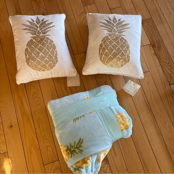 Elegant White and Gold Pineapple Pillow Set